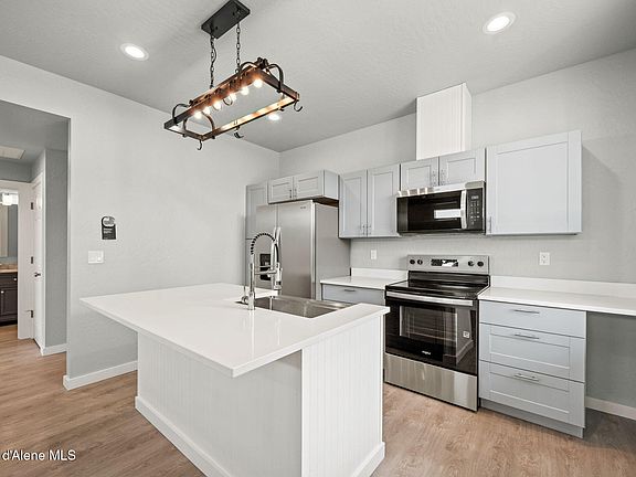 4th image of 80 E Beardmore Ave