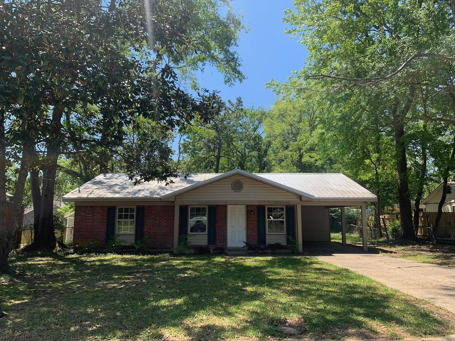 3 bed, 1.5 bath, 1300 sqft, $1,600 — Photo 1