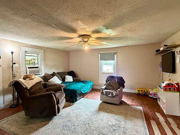 3rd image of 701 Circle Hill Dr