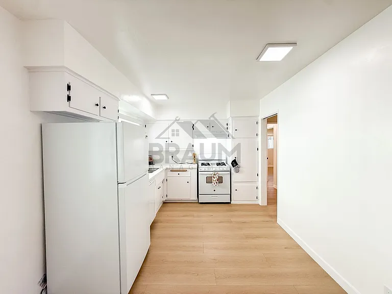 13129 OXNARD ST. — Photo 8