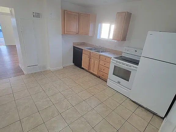 1450 Colorado Ave — Photo 3
