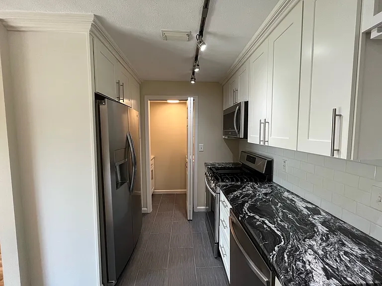 7201-7223 Beacon Hill Dr — Photo 6