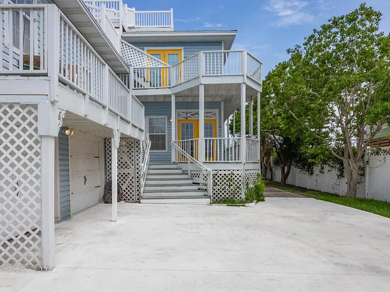 14602 Villa Maria Isabel — Photo 17