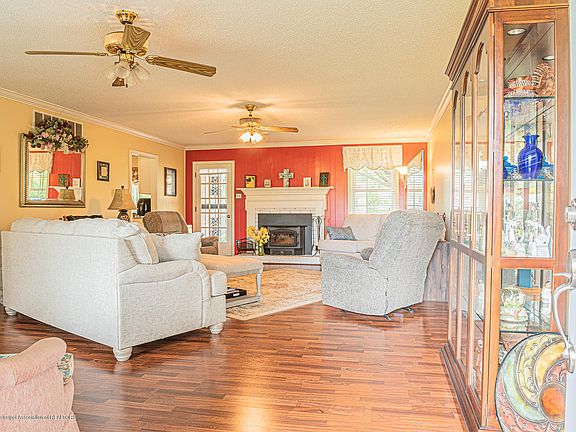 4th image of 4040 Douglas Dr