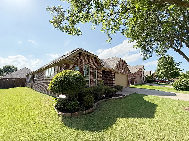 4303 Oak Bluff Dr — Photo 3