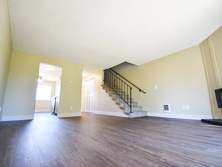 Spacious 2 bedroom 1.5 bath Town house Apartment! — Photo 5