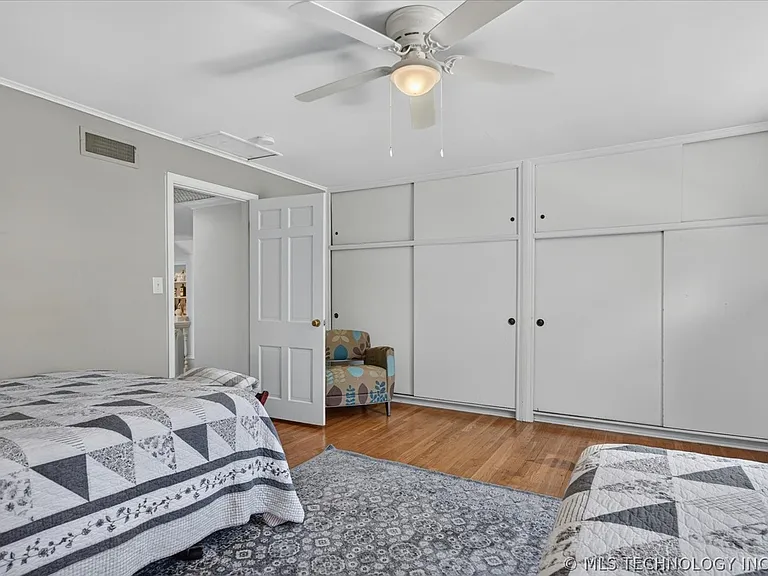 1525 Hillcrest Dr — Photo 30