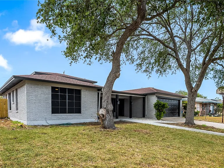 4937 Holmes Dr — Photo 2