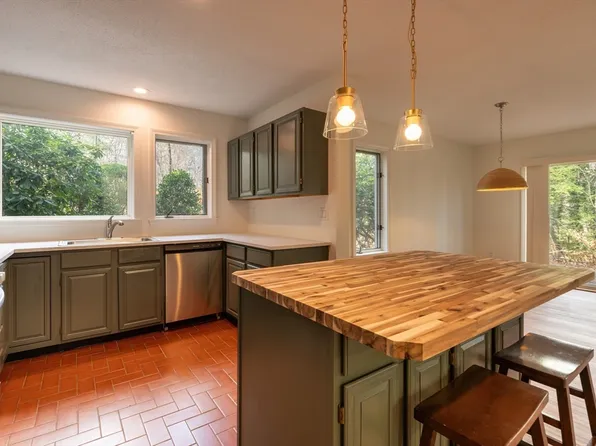 214 Fairway Vlg Unit 214, Leeds, MA 01053