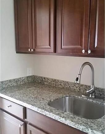 4th image of 615 NE 8th Ave APT 3