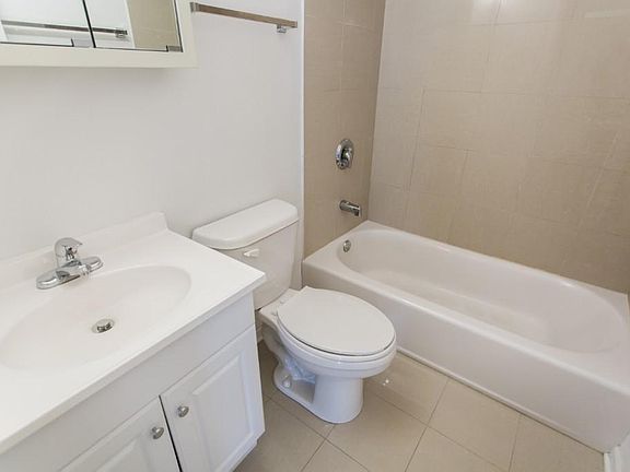 5th image of 552 W Oakdale Ave #526