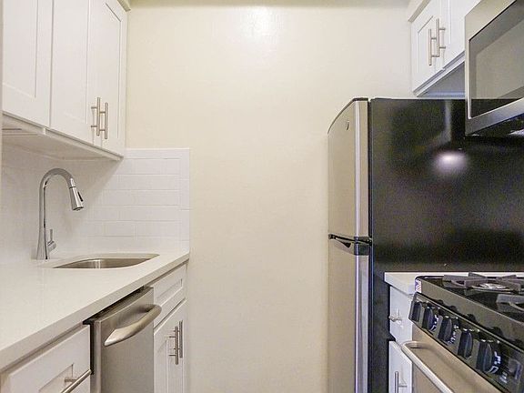 3rd image of 320 W 56th St APT 2A