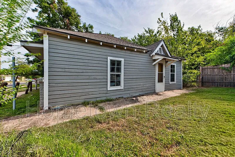 3 bed, 1.0 bath, 1176 sqft, $1,299 — Photo 3