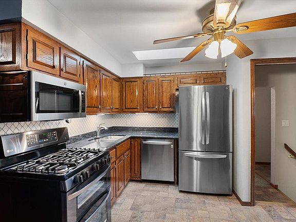 4th image of 2589 Boyle Ave