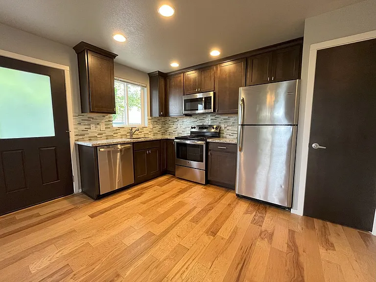 Charming SE Bungalow 3 Bed 2 Bathroom with Washer & Dryer — Photo 5