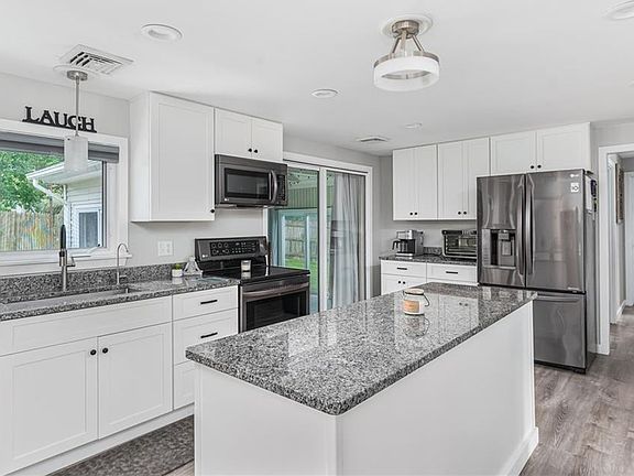 4th image of 15 Chedell Ave