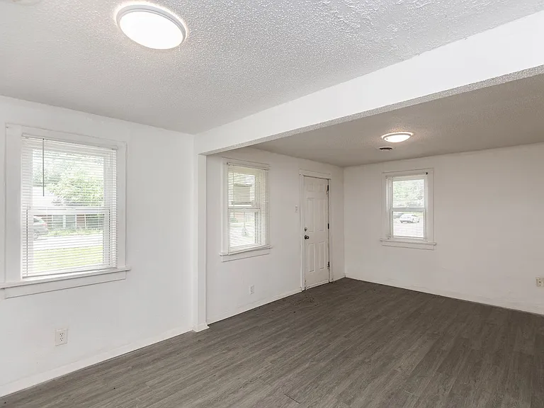 10019 Northgate Dr — Photo 2
