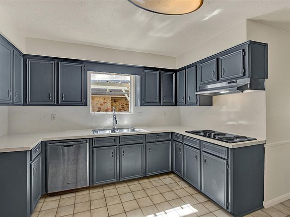 5th image of 334 W Castle Harbour Dr