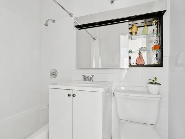 370 East 76th Street image 4 of 9