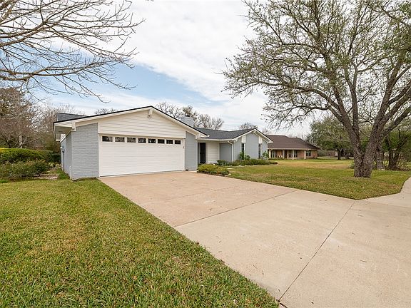 3rd image of 1203 Guadalupe Dr