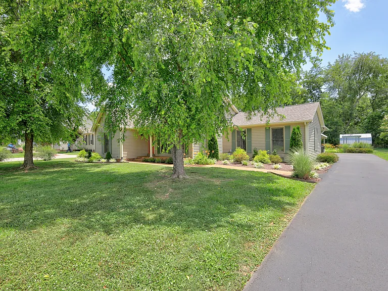 3215 Arthur Dr — Photo 3