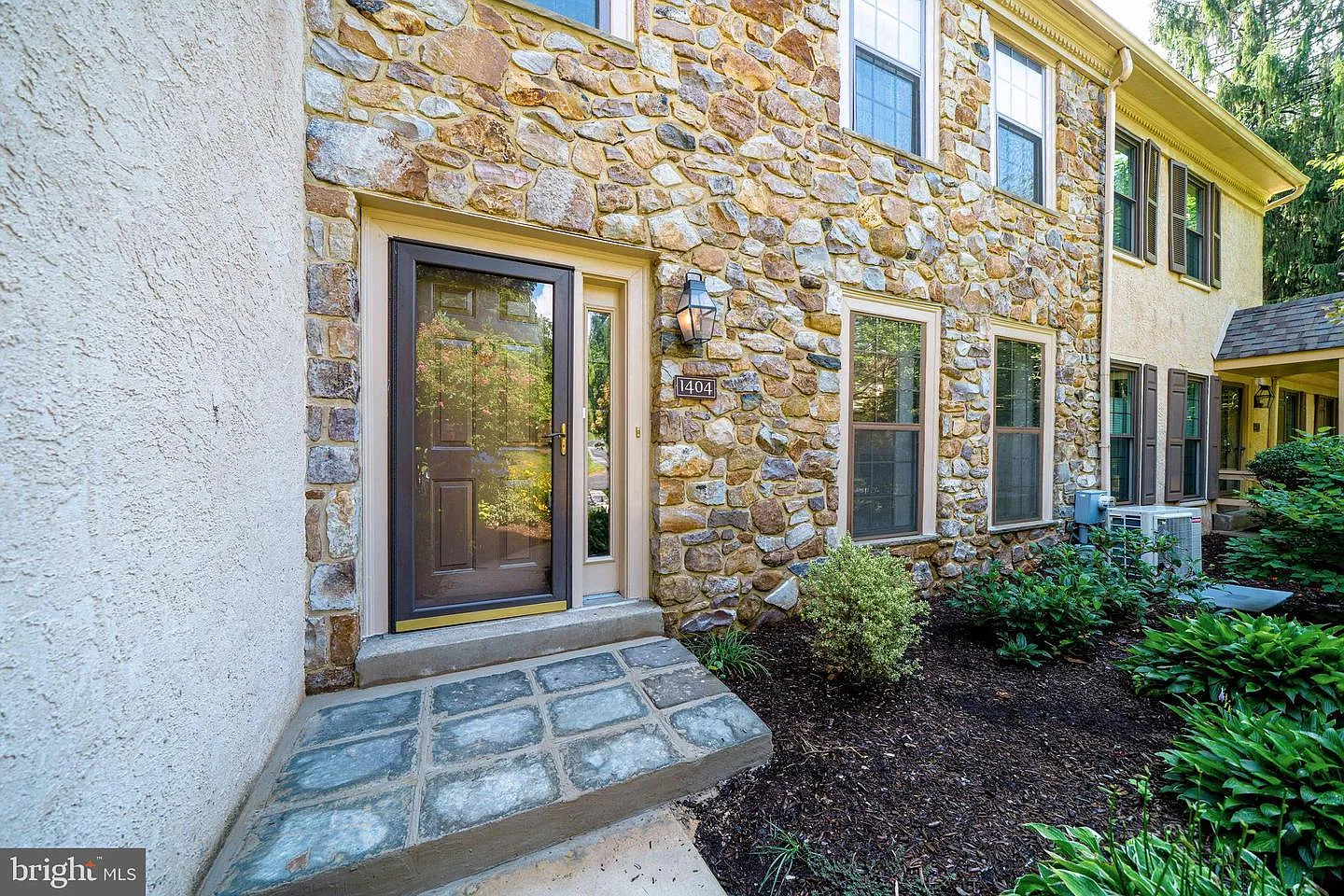 3 bed, 2.5 bath, 2020 sqft, $3,000 — Photo 2