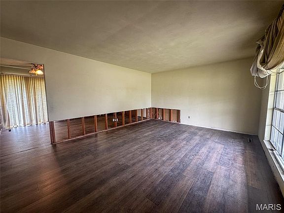 3rd image of 73 Bedford Dr