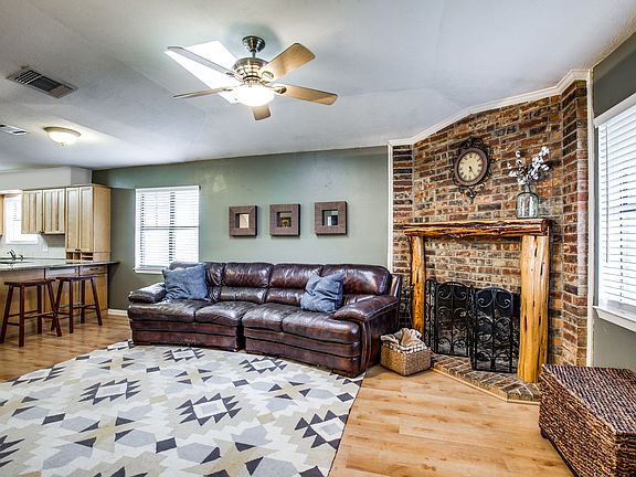 1702-dunn-st-grapevine-tx-High-Res-4.jpg