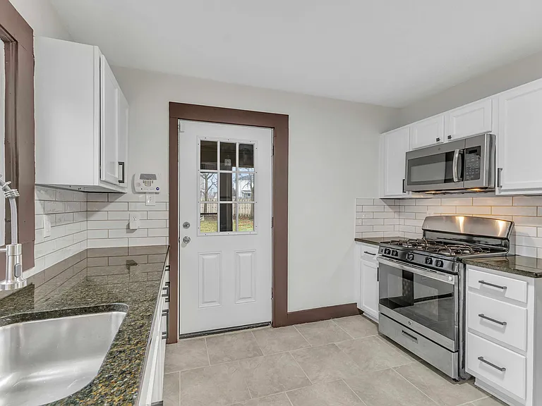 410 Bronson St — Photo 10