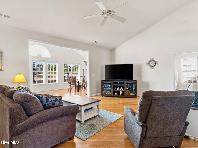 7401 Hermitage Ln — Photo 10