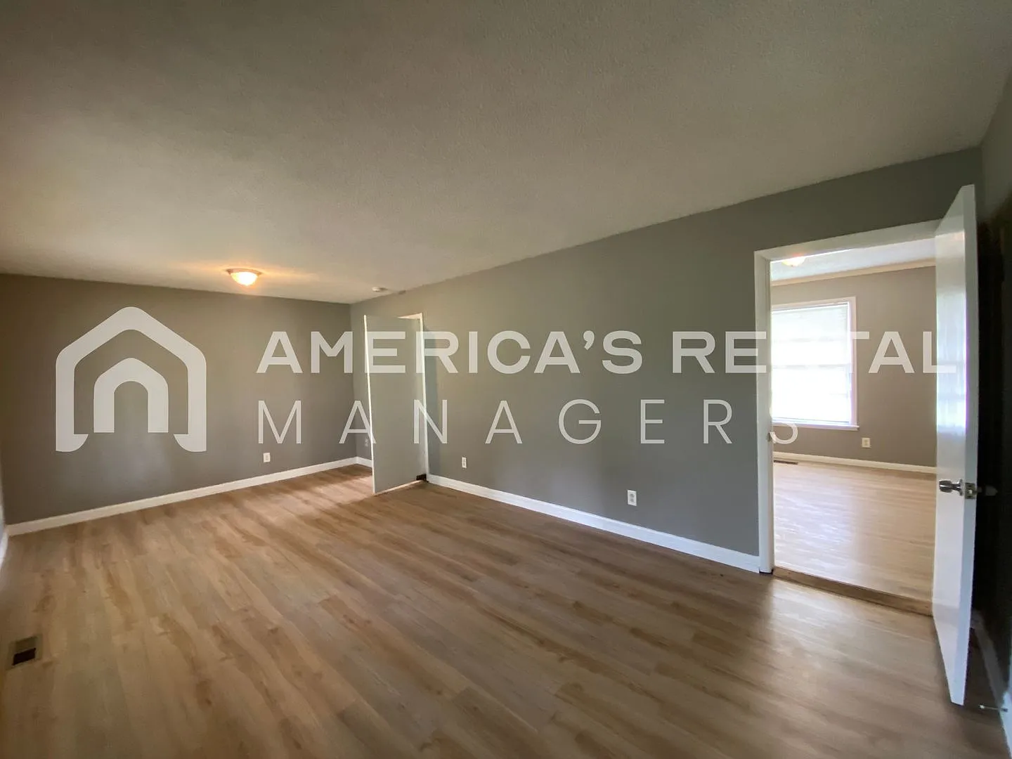 Home For Rent In Huntsville! Minutes From Downtown & Bridge Street Town Centre! Available Now! — Photo 4