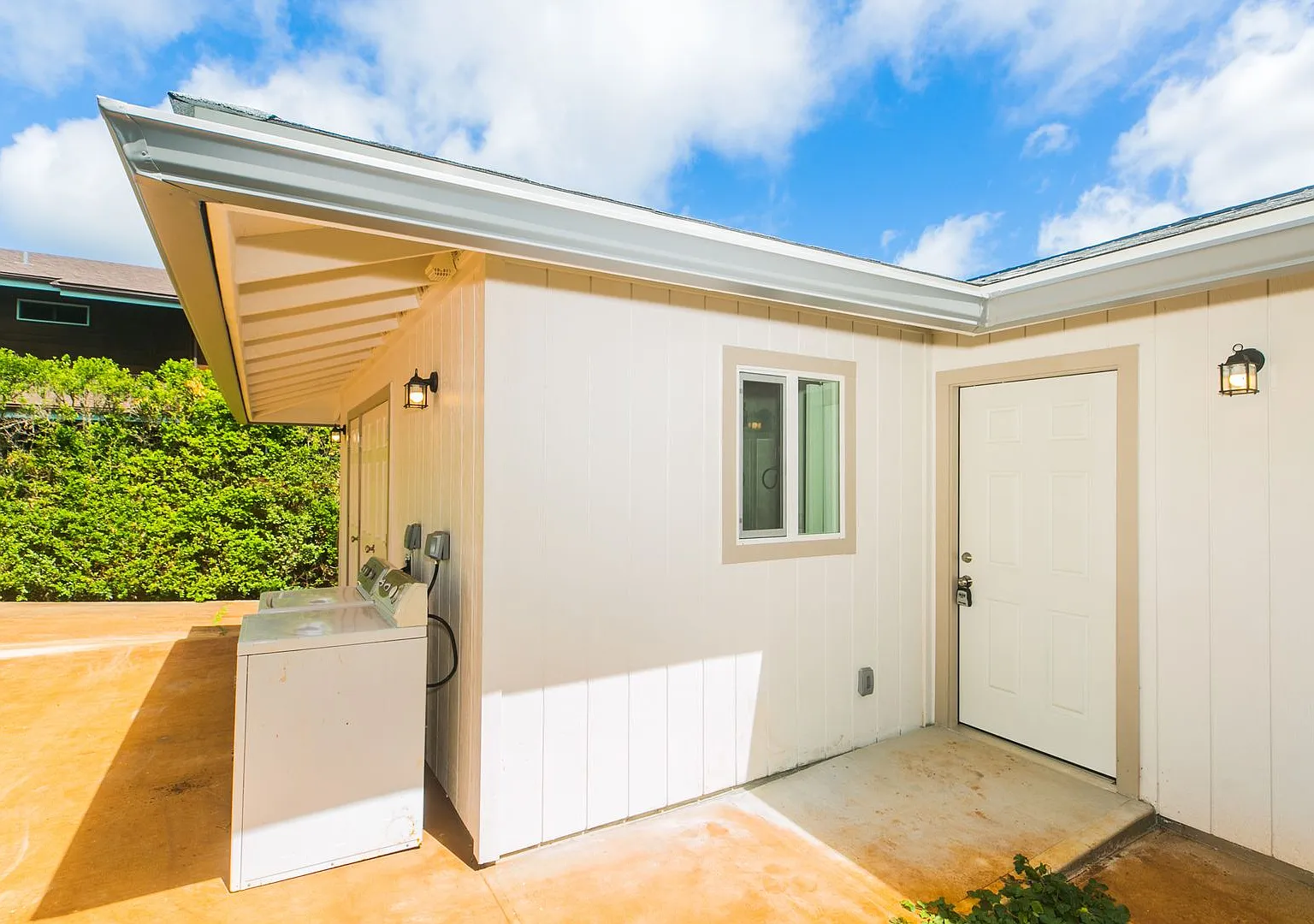 Newly built 2 bedroom 2 full bath full size kitchen + living area detached SFH Aiea Heights — Photo 3