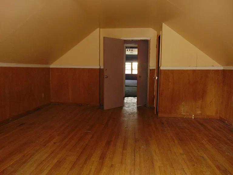 7637 S Eberhart Ave — Photo 8