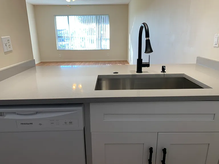 10038 Twin Lakes Dr — Photo 1