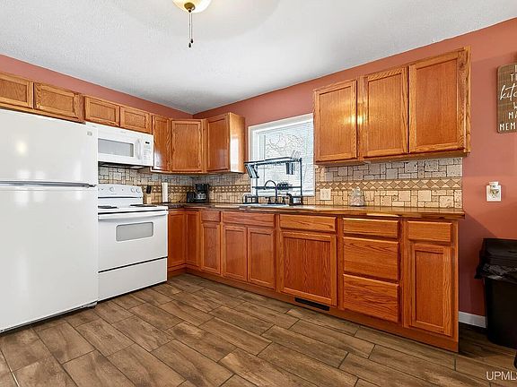4th image of 208 W Victory Way
