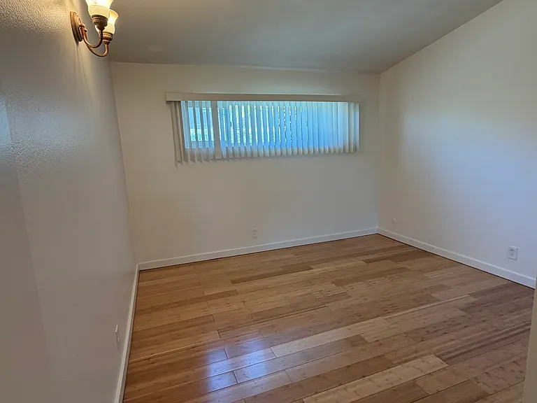 2474 Elden Ave #B — Photo 11