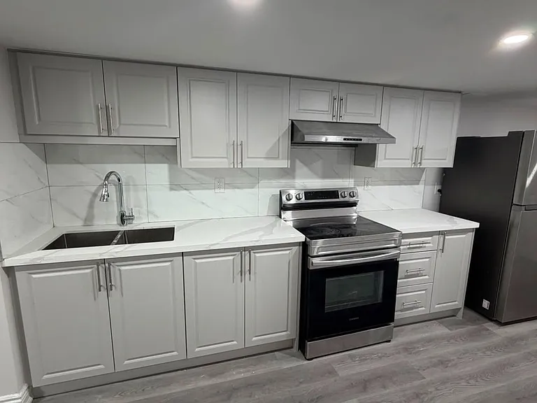32 Gold Park Pl #BASEMENT — Photo 3