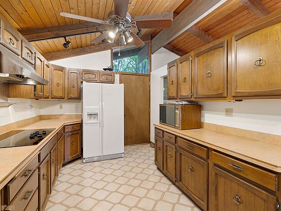 4th image of 587 High Meadow Dr