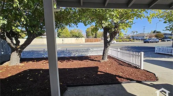 3 bed, 1035 sqft, $3,850 — Photo 3