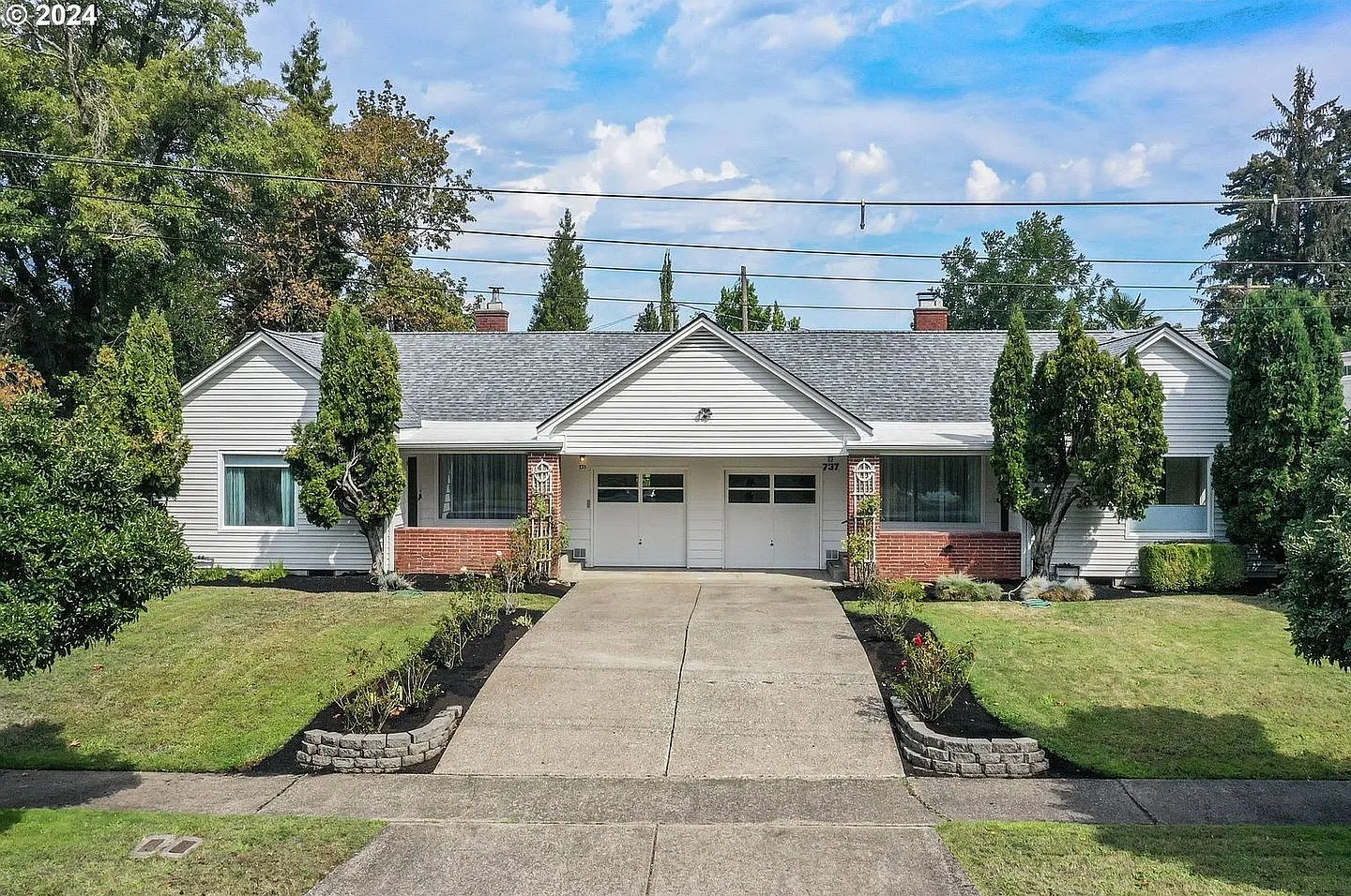3 Bedroom Duplex with Bonus Room Near UO Campus — Photo 1