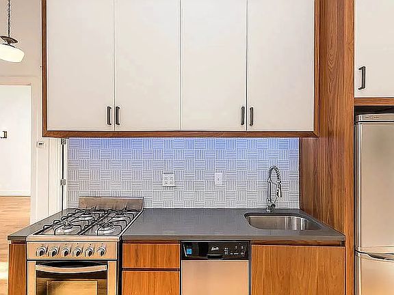 5th image of 949 Willoughby Ave APT 213