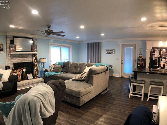 5th image of 109 Schiller Ave