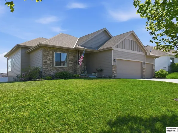 10805 Lake Tahoe Dr, Papillion, NE 68046