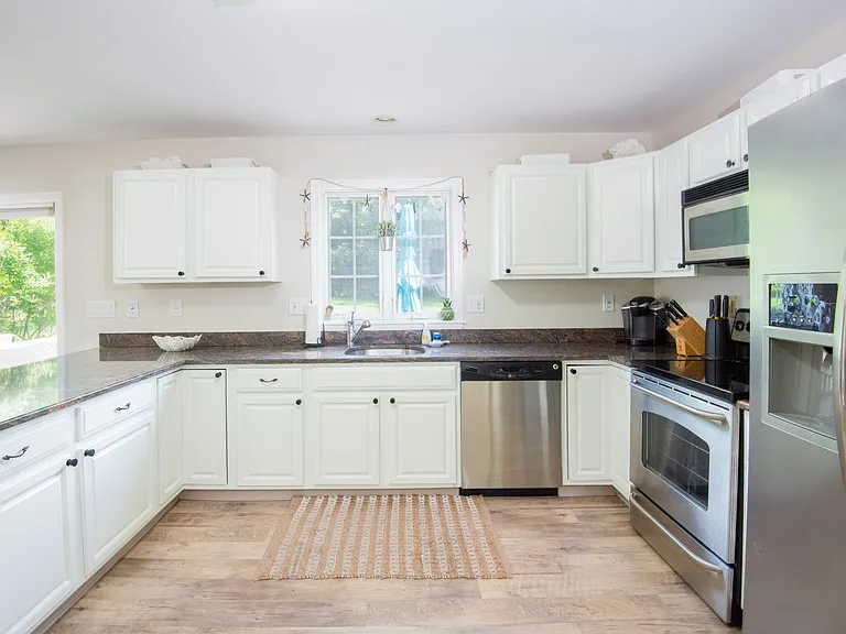 663 Aquidneck Ave — Photo 13