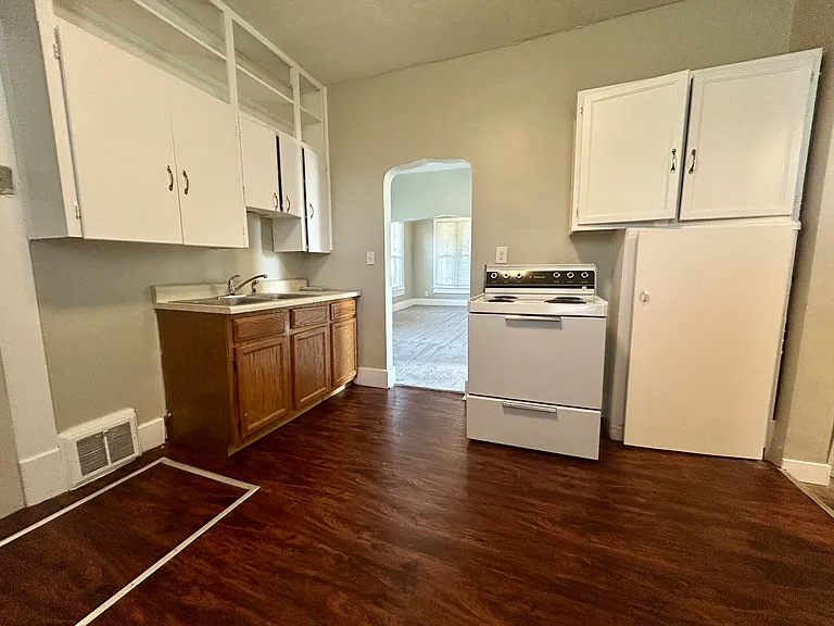 3029 Pratt St — Photo 5