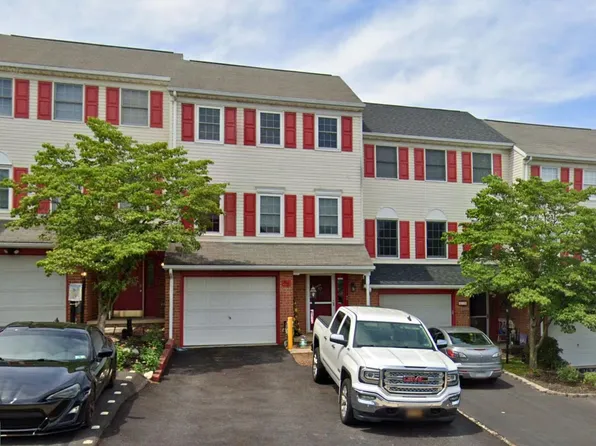 215 Robin Hill Cir, York, PA 17404