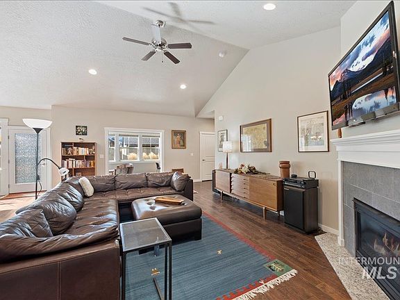 3rd image of 4132 E Silverking Ln