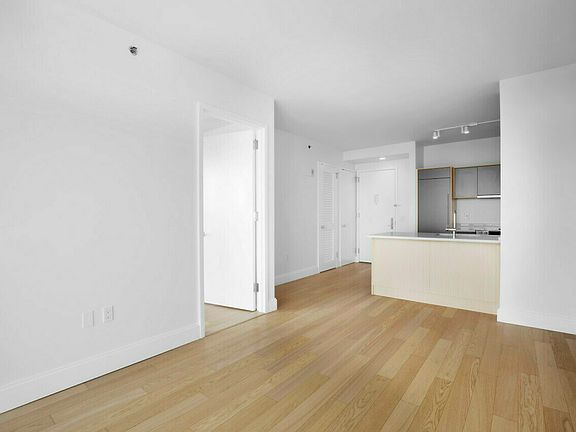 3rd image of 10 City Pt APT 32N