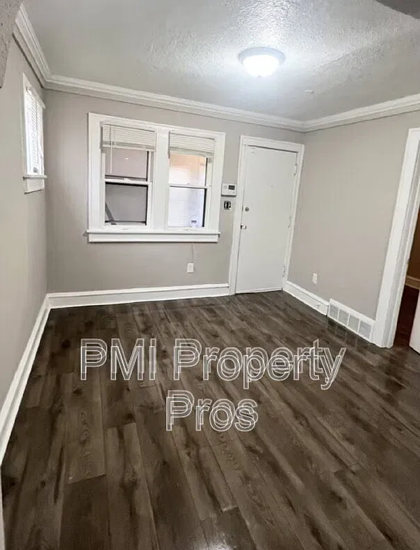 3 bed, 1.0 bath, $1,600 — Photo 2