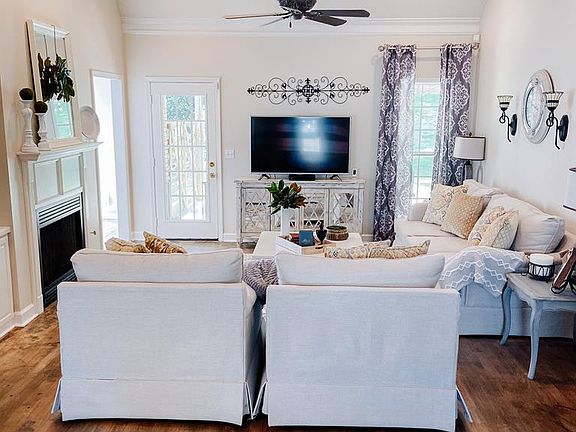 4th image of 1009 Scarlett Dr